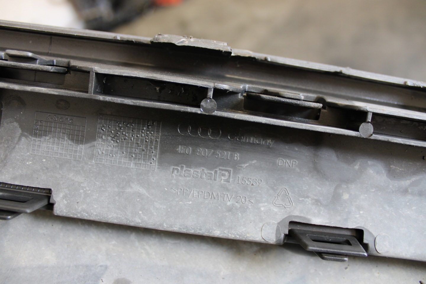 diffuser of a bumper AUDI A6 C6 4F0 4F9 S-LINE 4F0807521B