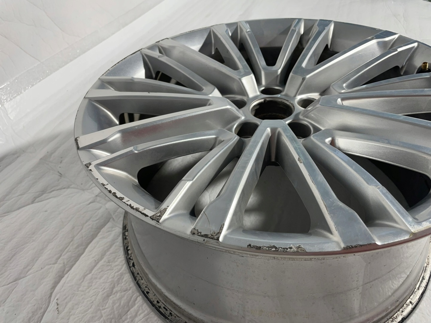 AUDI A4 B9 A5 8W disk hliníkový 8W0601025BE 8.5x19 ET40