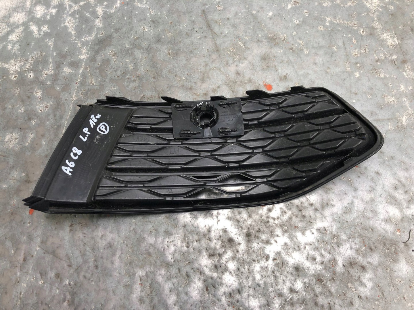 grid of a bumper left front AUDI A6 C8 4K0807681