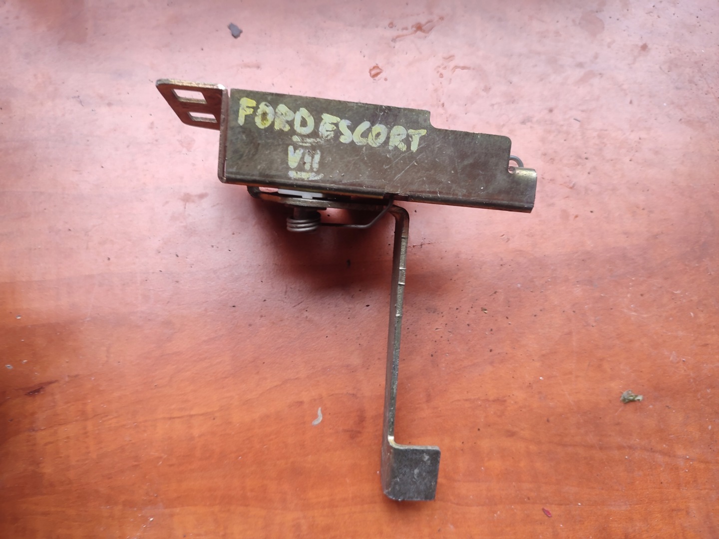 rygiel bonnets ford escort 95-99 95AG-16700-AA