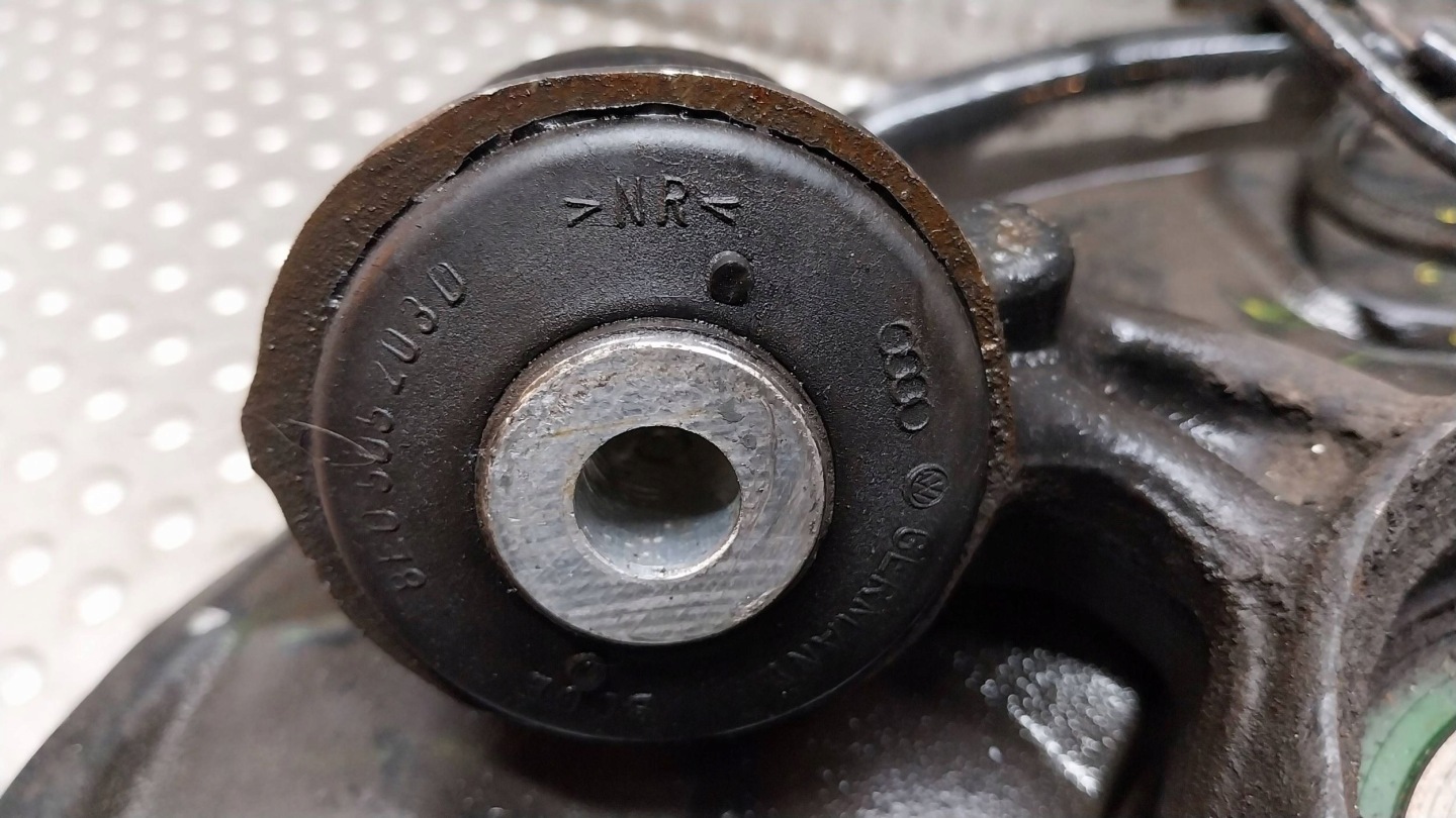 otoč čepu pravý záď AUDI A4 B6 4X4