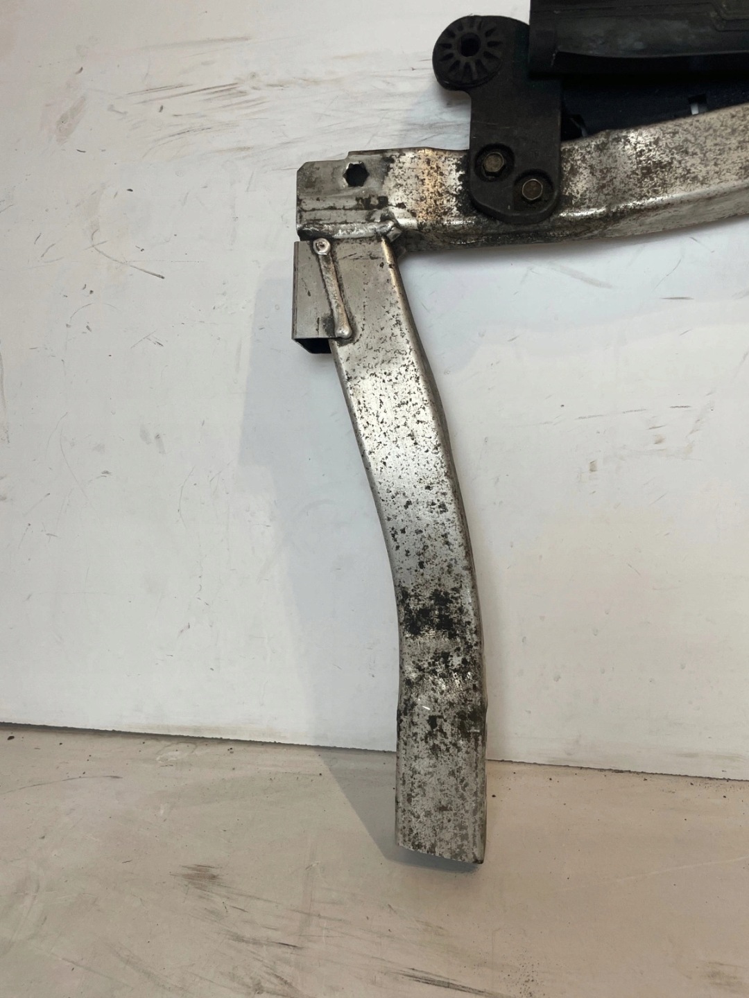 pillar sider front lower below radiator Opel Adam