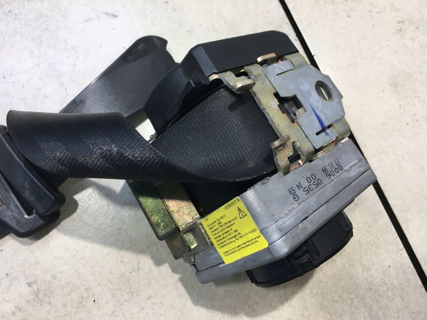 Gurten Sicherheits links heck PASSAT B5 3B5857805