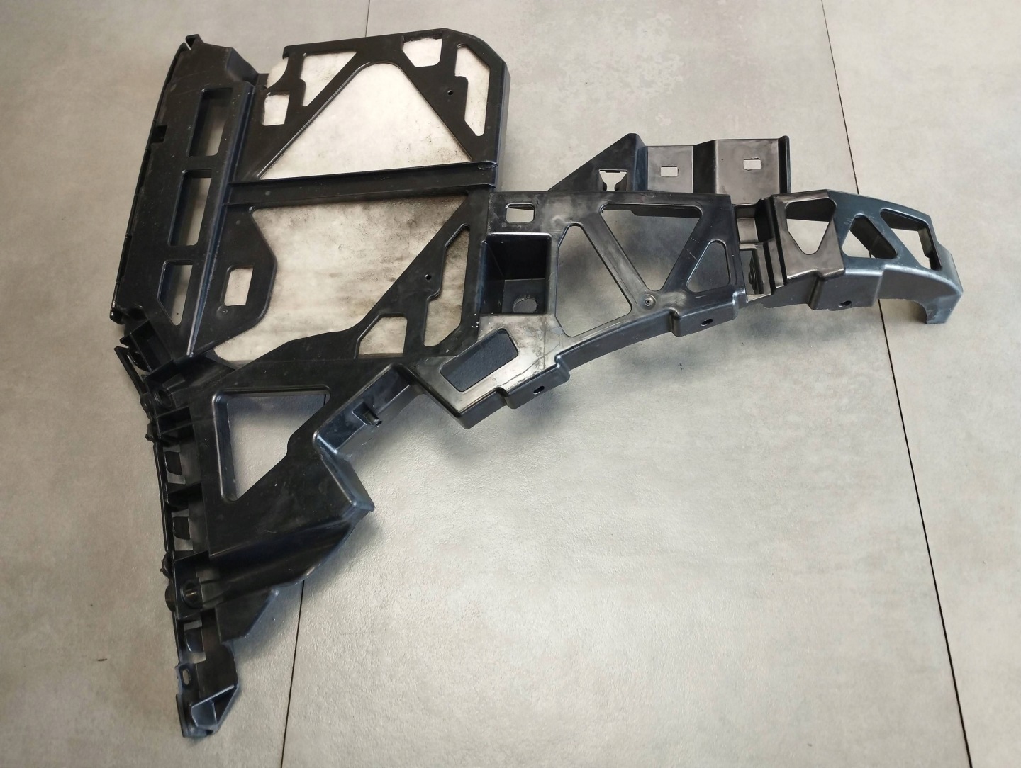 Mercedes-Benz GLE W166 bumper bracket left rear part A1668851721