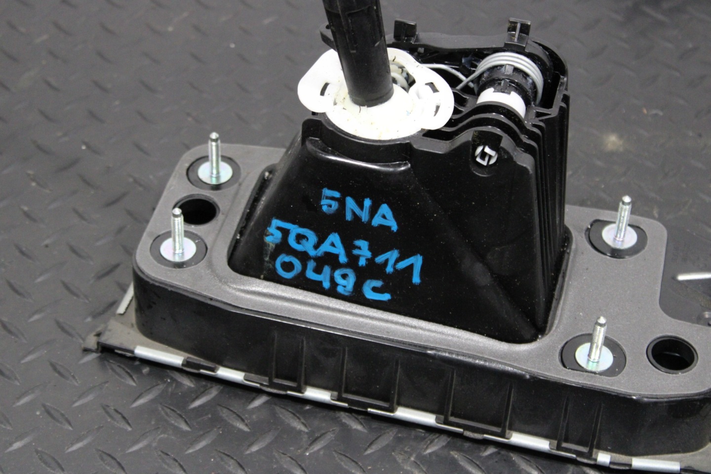Mecanisme levier vitesse Mécanisme levier vitesse 5QA711049C VW TIGUAN II 2 5NA