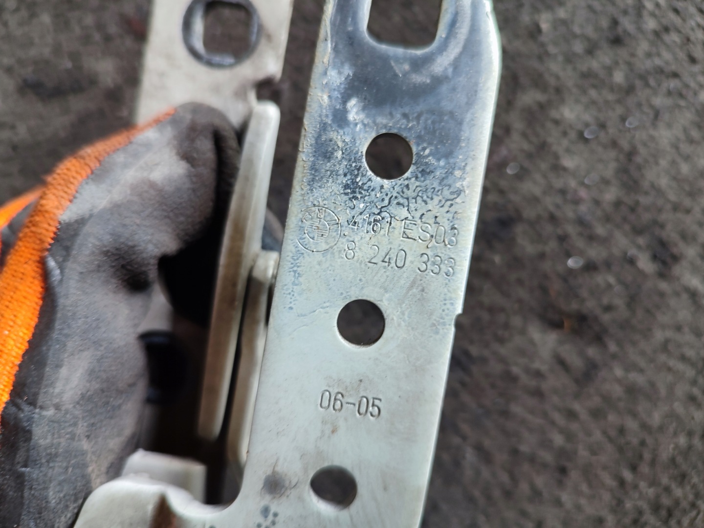 hinge bonnets of the engine left BMW E65 354 8240333