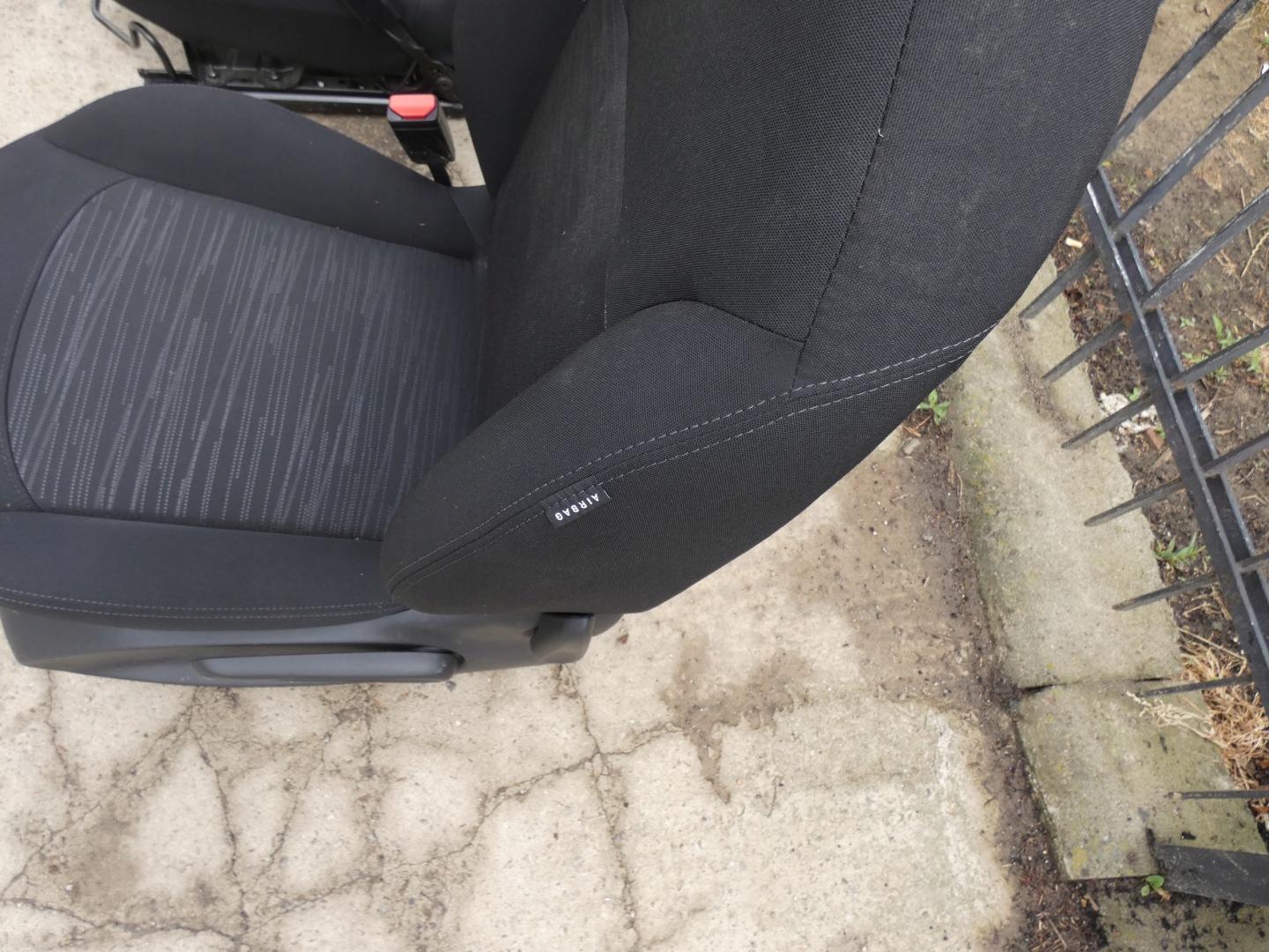 seat left right front EU PEUGEOT 208 and