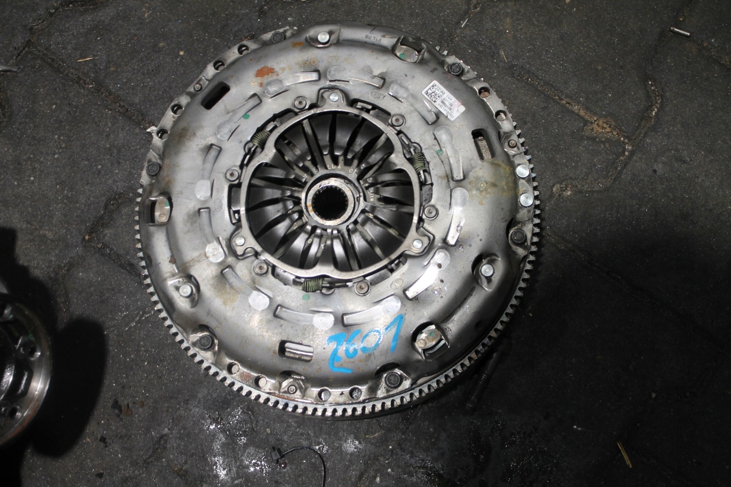 2601. wheel flywheel VW 04L141015M