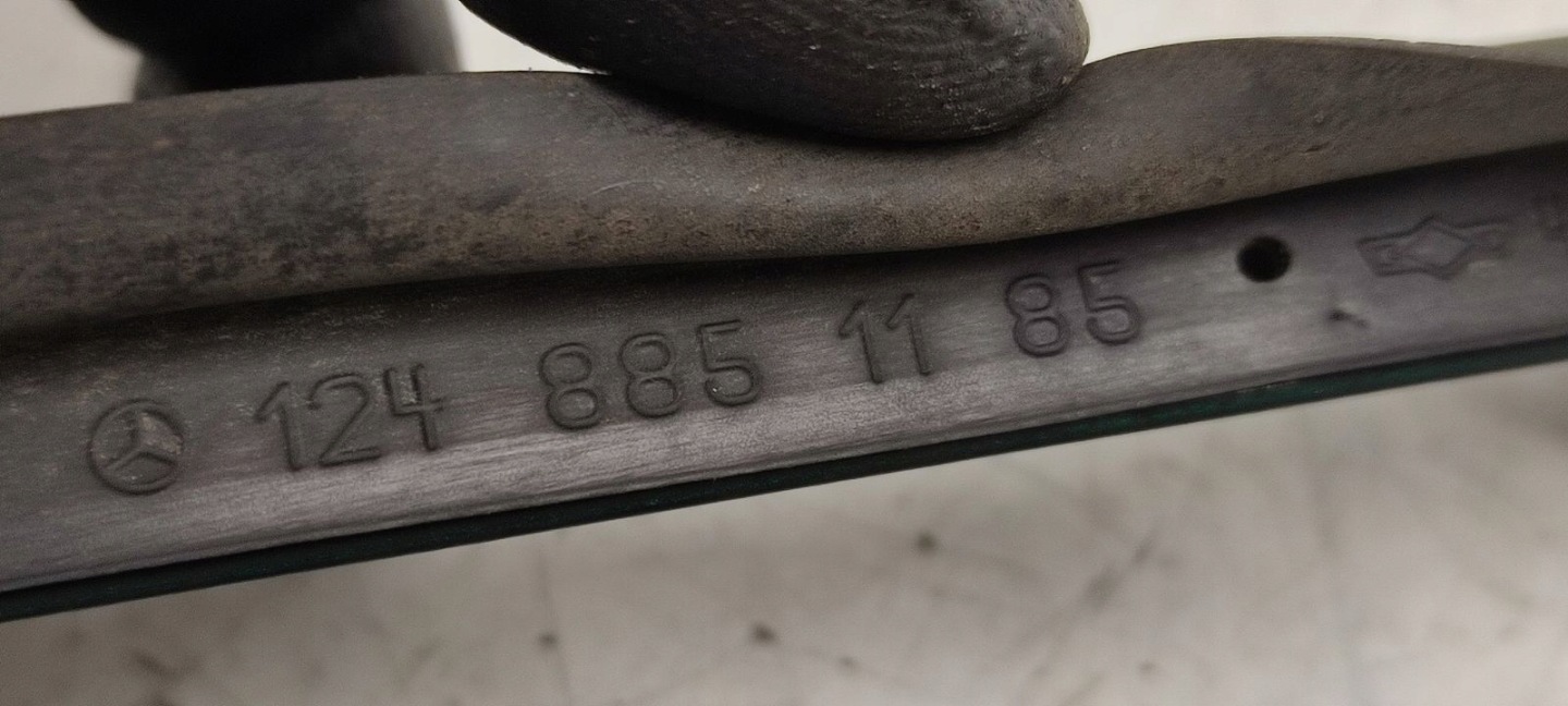moulding below lampe left right Mercedes W124 kombi 269