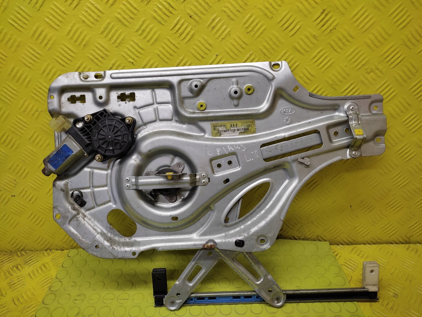 KIA OPIRUS window regulator left rear part 834703F010