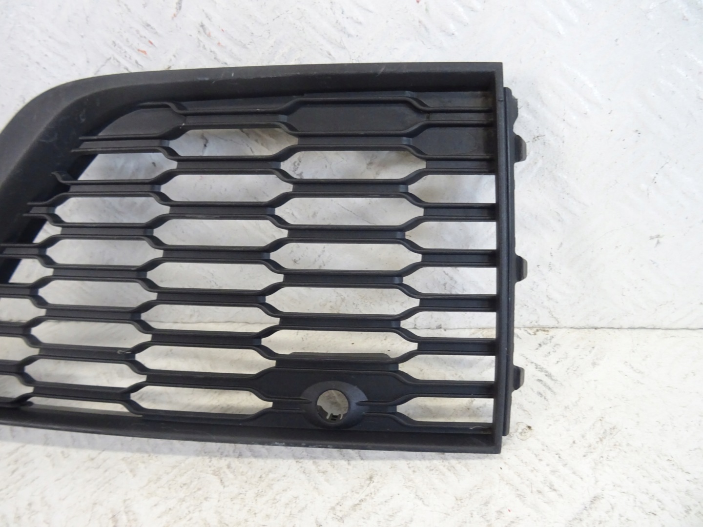 grid of a bumper front front left AUDI Q7 4M LIFT 4M0807681AM