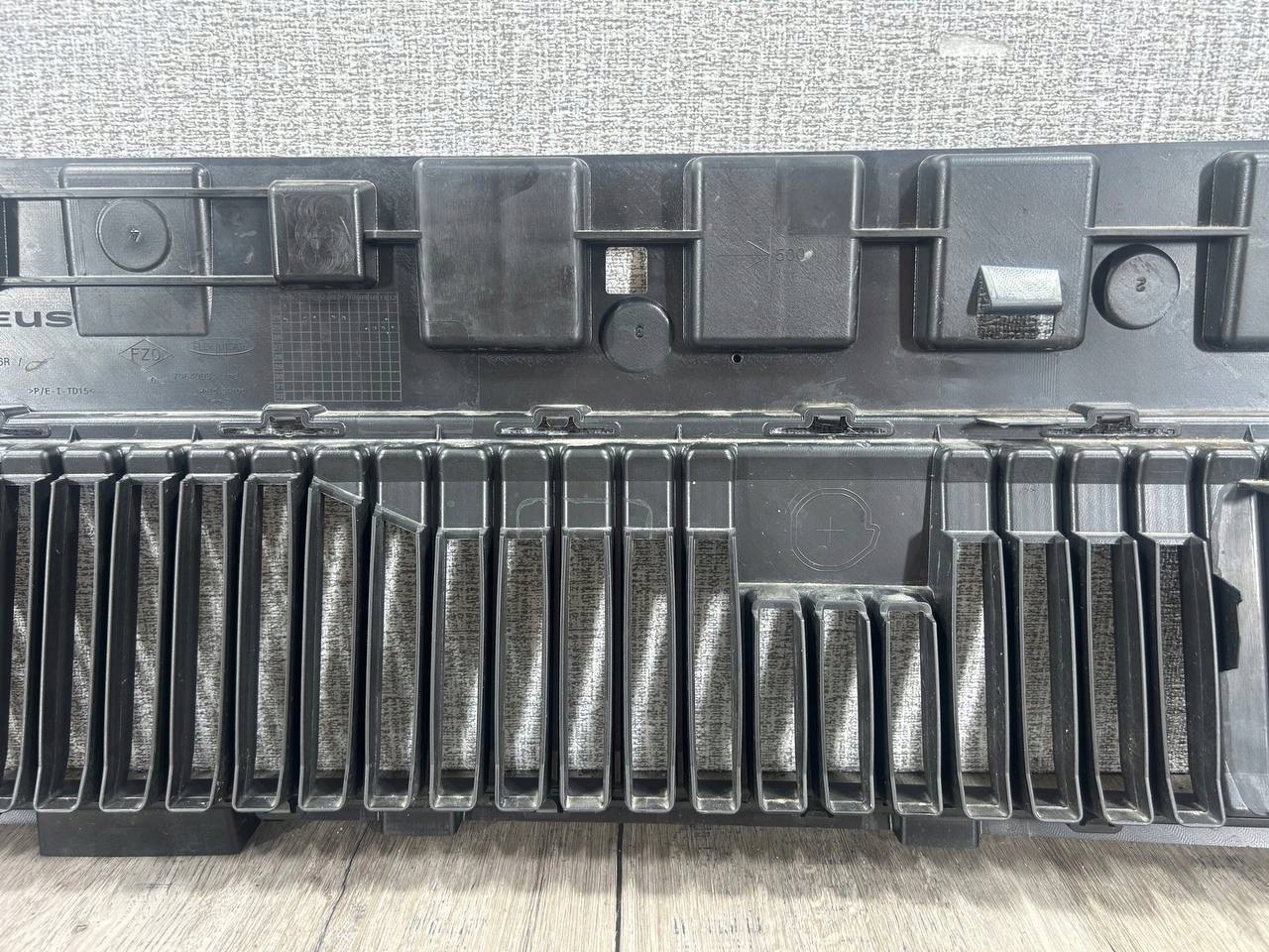 RENAULT MASTER IV V 2024-> grid central of a bumper front 622541366R
