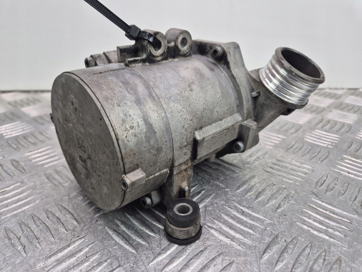 BMW 3 E90 E91 330i water pump 7586924 N52B30AE