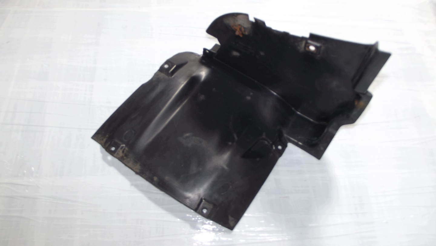 Mercedes C Klasa W203 mudguard left front A2038801124