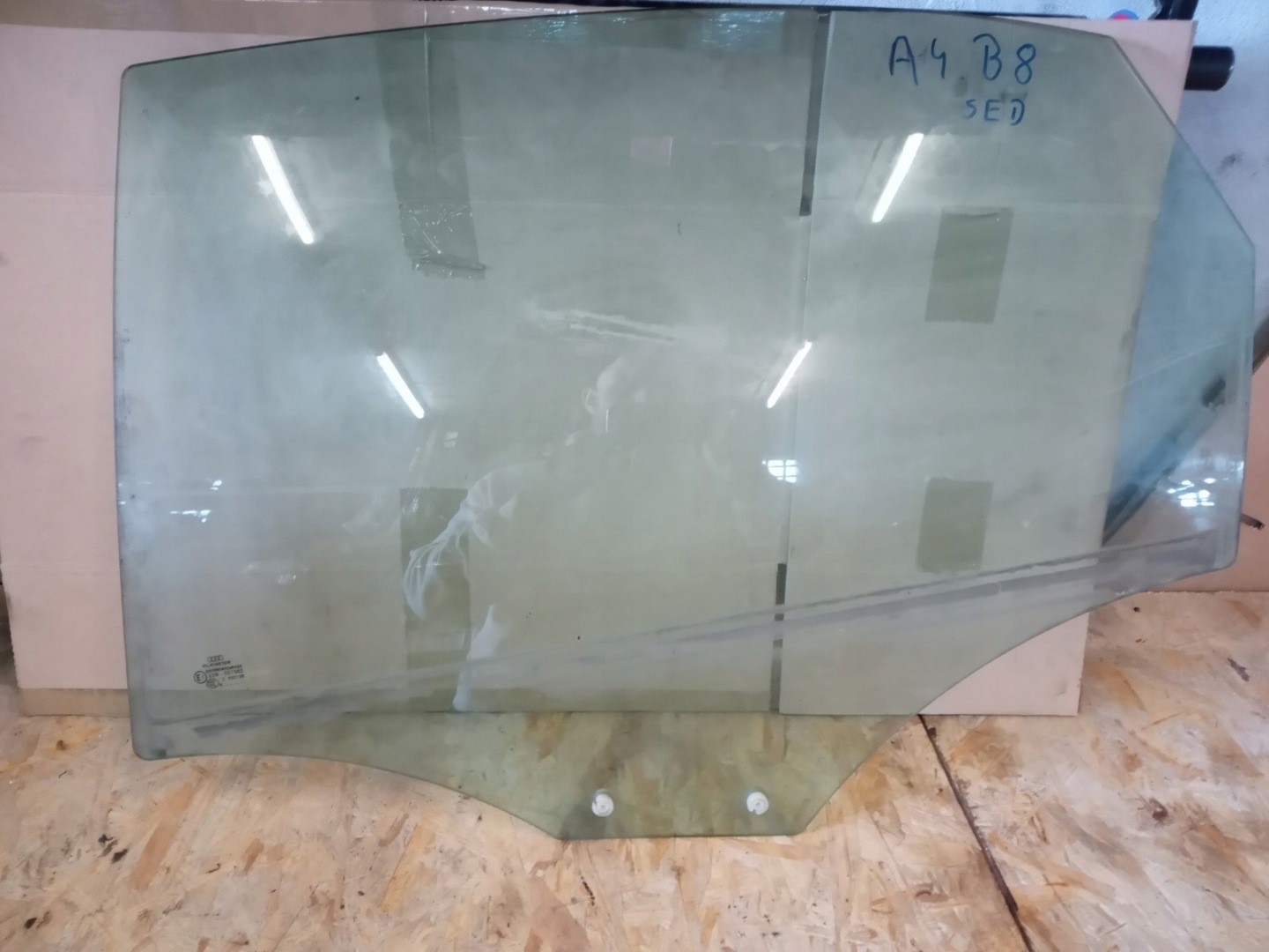 AUDI A4 B8 sedan window side door left rear part 2009
