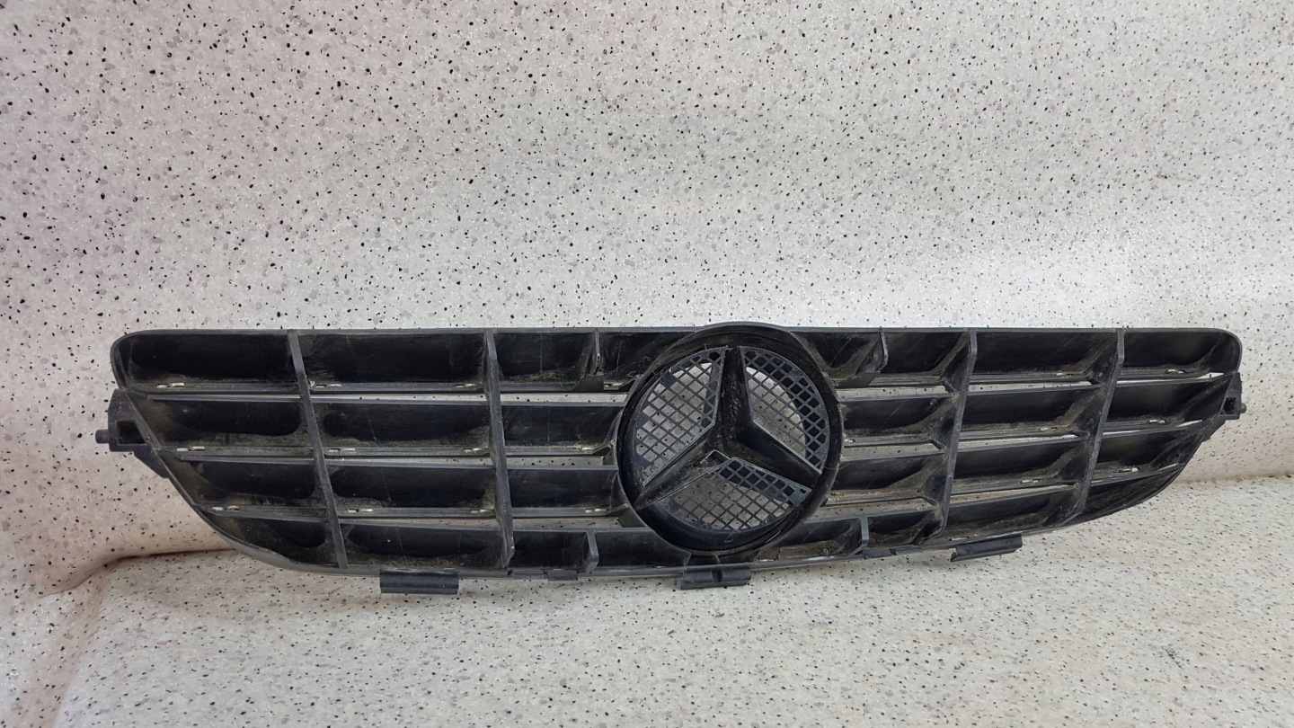 MERCEDES CLK A209 C209 2003 - grill grille A2098800183