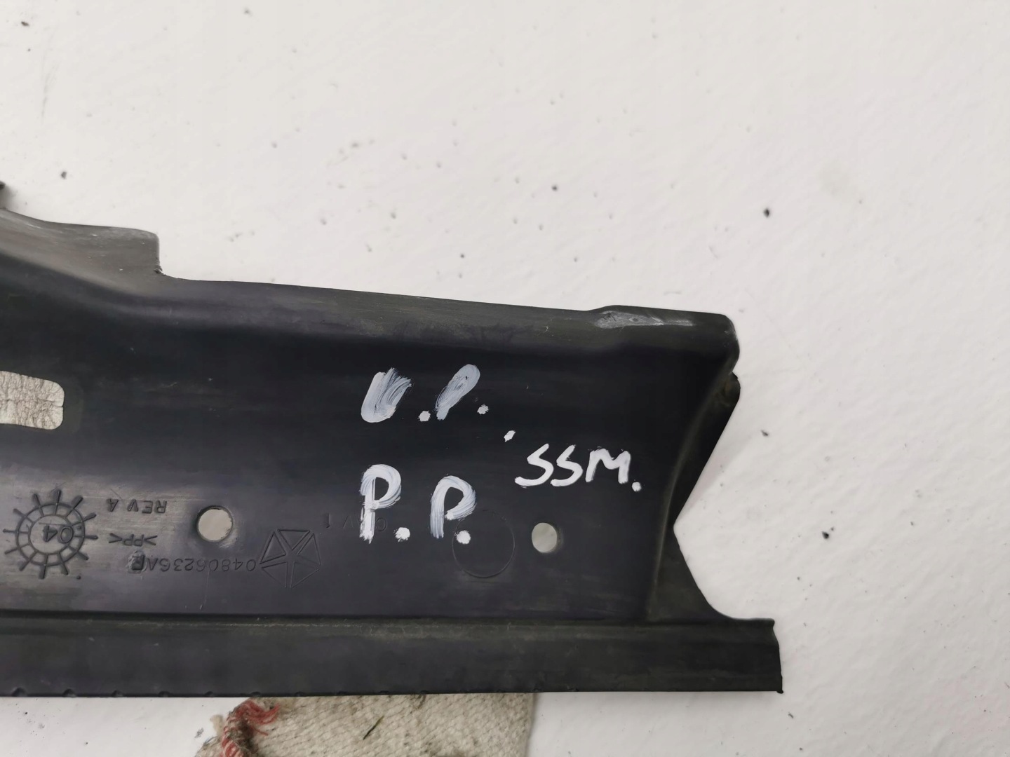 cover radiator right CHRYSLER 300C 04806236AF
