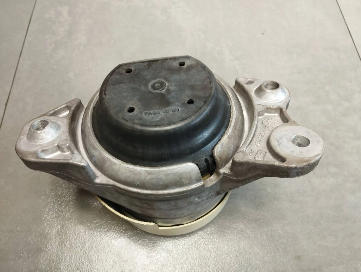 Mercedes-Benz GLC X253 2.0 CGI engine mount A2532401000
