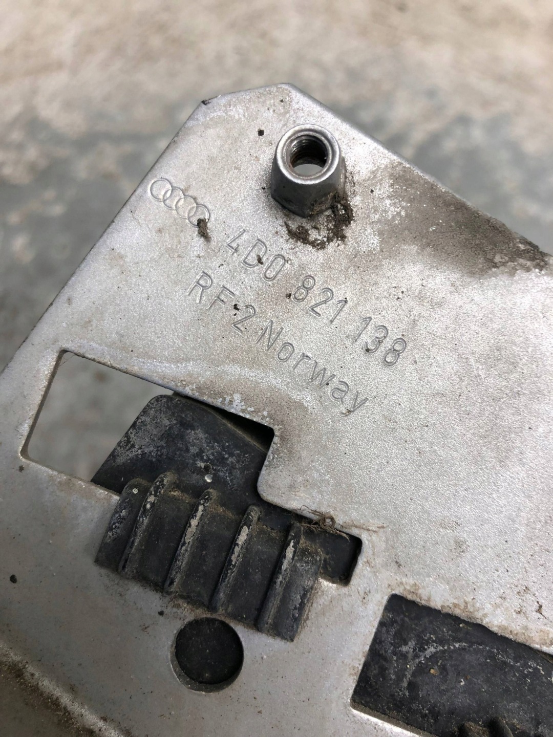 console holder right front AUDI A8 D2 4D0821138