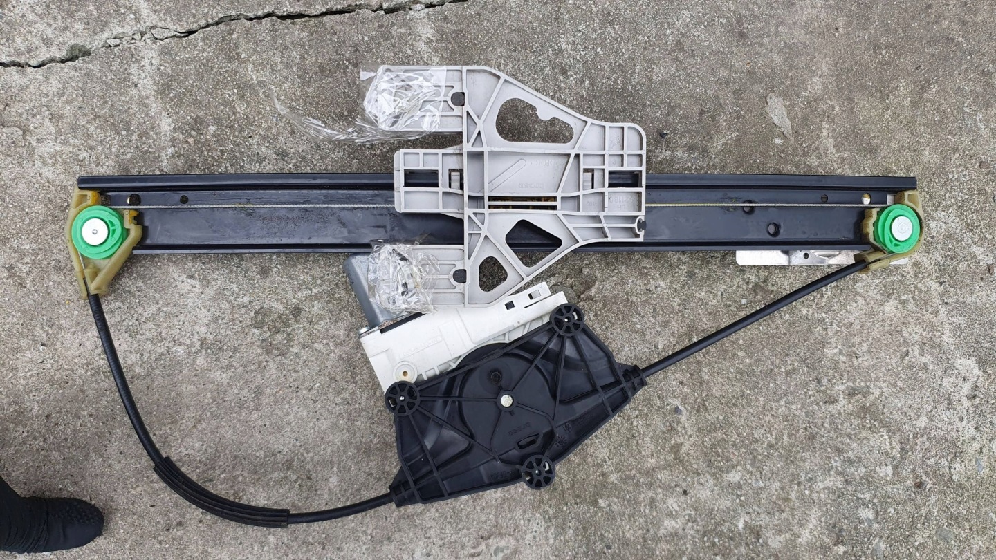 Audi A4 B8 8K0 window regulator left rear part