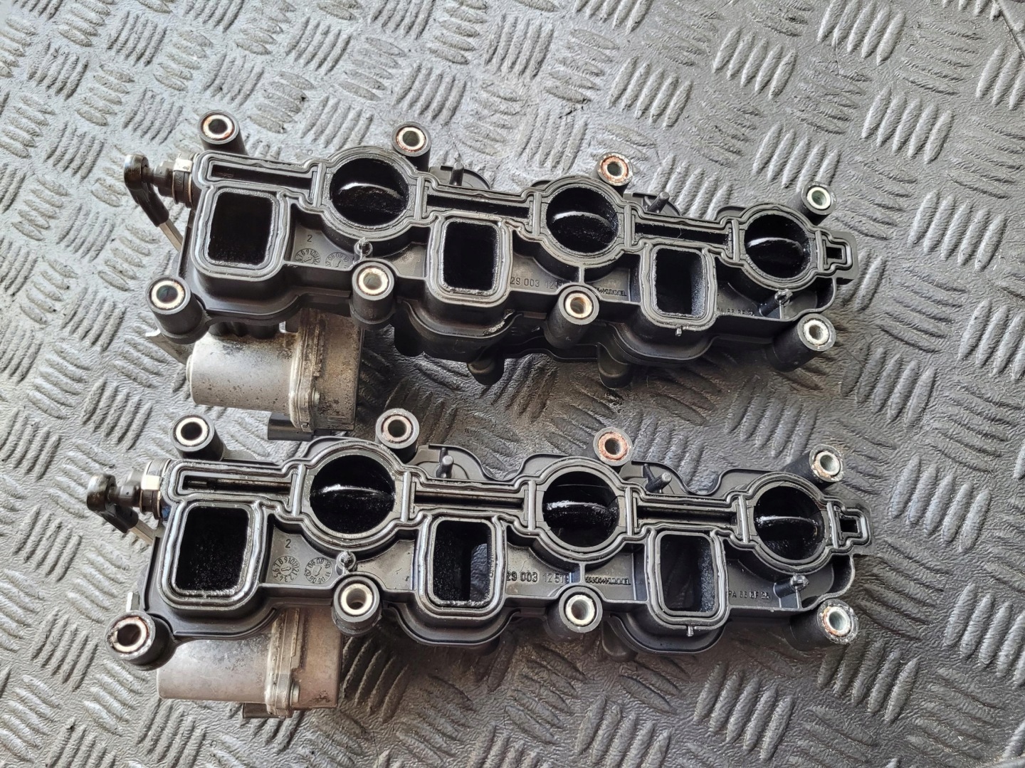 sací potrubí pravý 059129712T regulátor 059129086D AUDI A8 D3 3.0 TDI