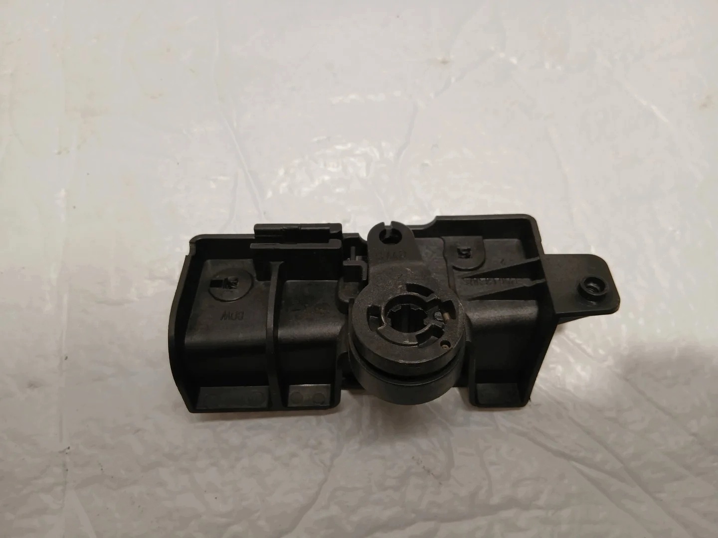 AUDI A4 B9 LIFT Console Main courante pour l’ouverture du capot 8W1823633C
