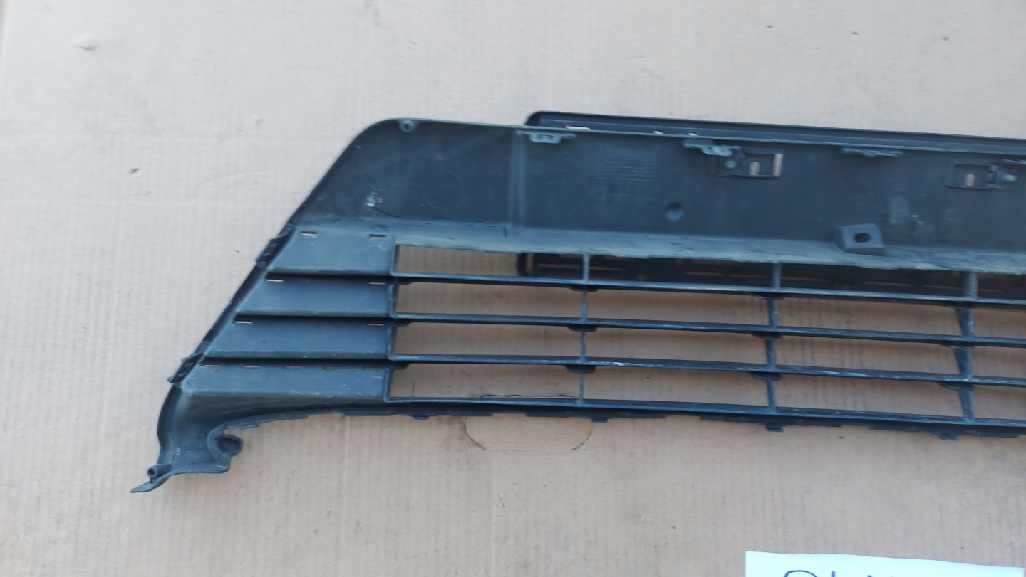 grid of a bumper central front TOYOTA AURIS II 12