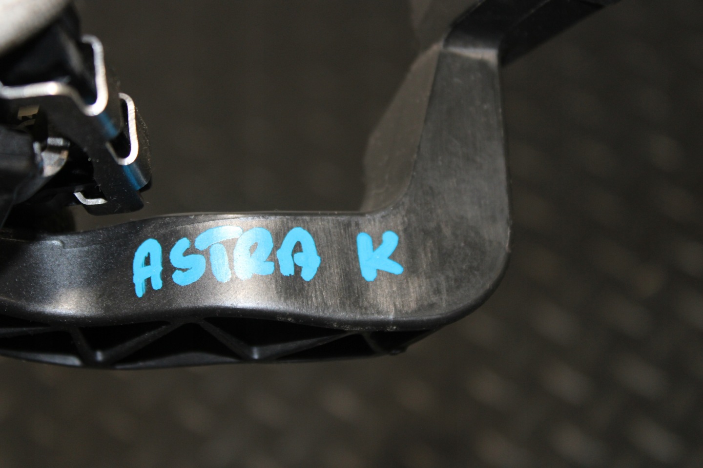 handle control of the steering wheel OPEL ASTRA K V 5