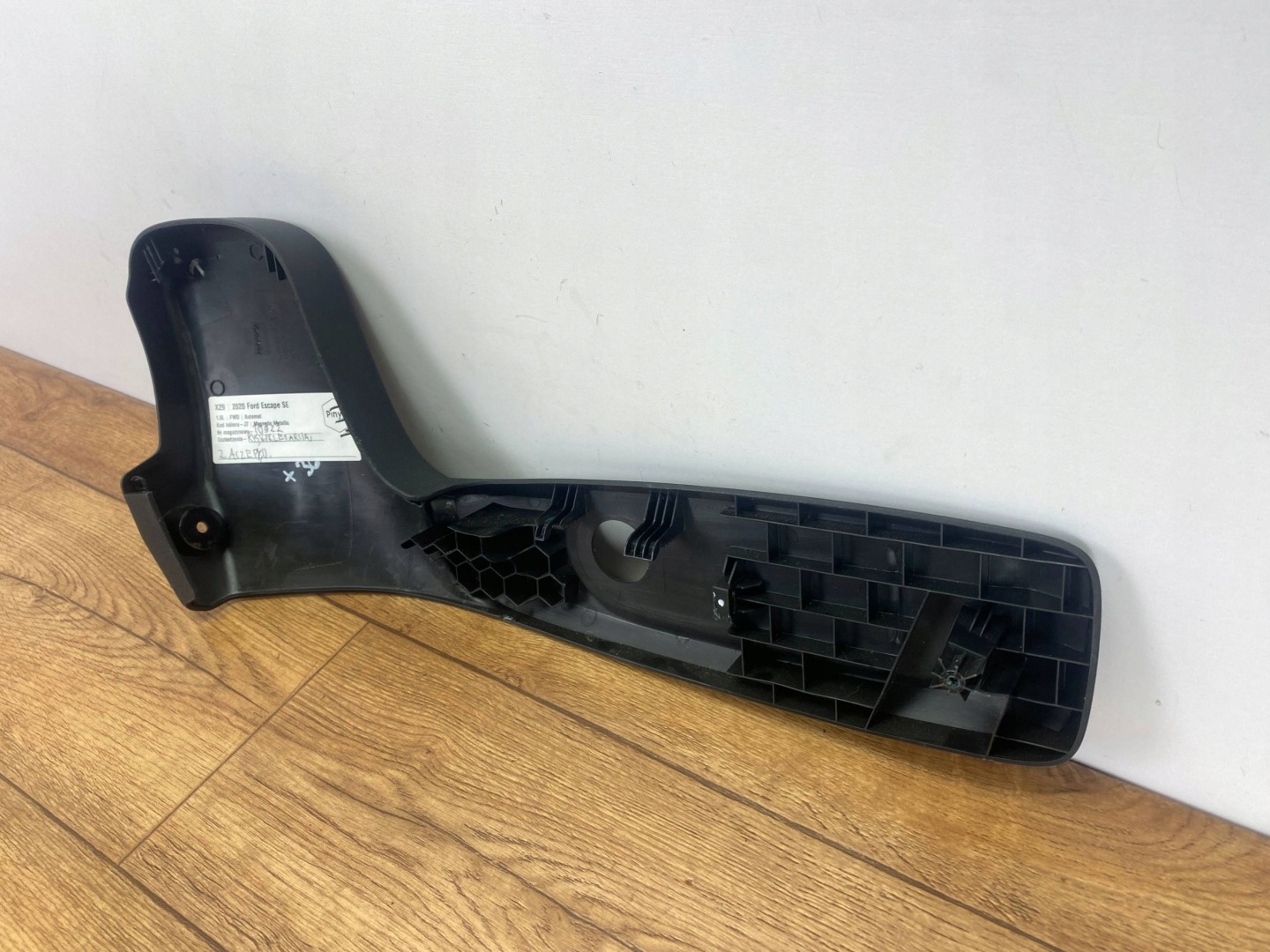 plastica boczny kanapy Ford Escape IV Kuga MK3 2020+
