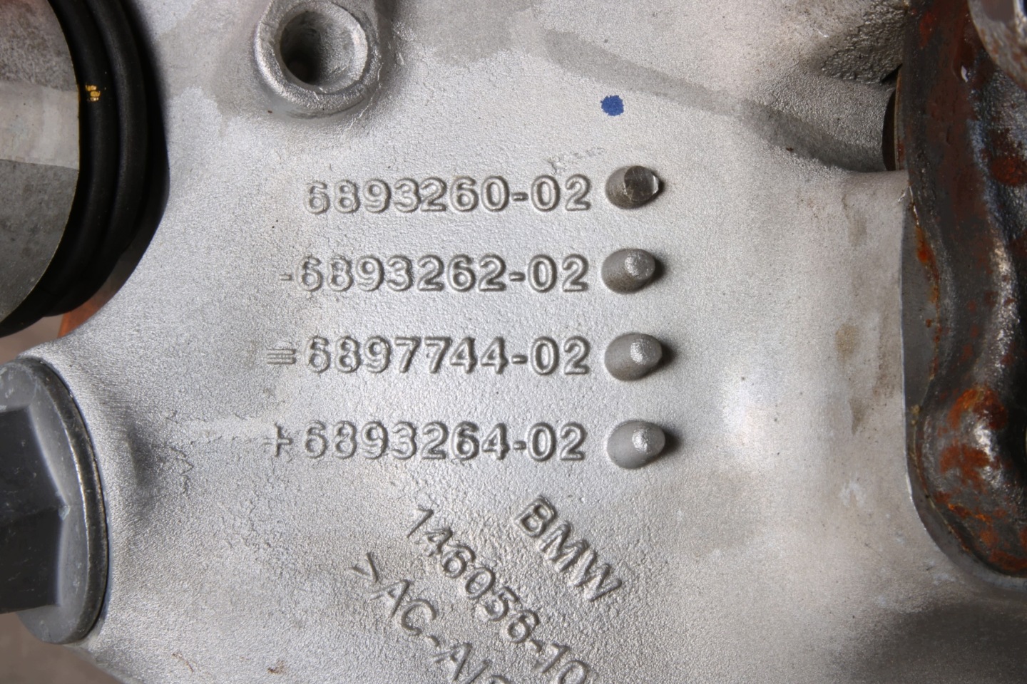 BMW i4 G26 eDrive35 eDrive40 otoč ramene čepu pravý předek 6893260