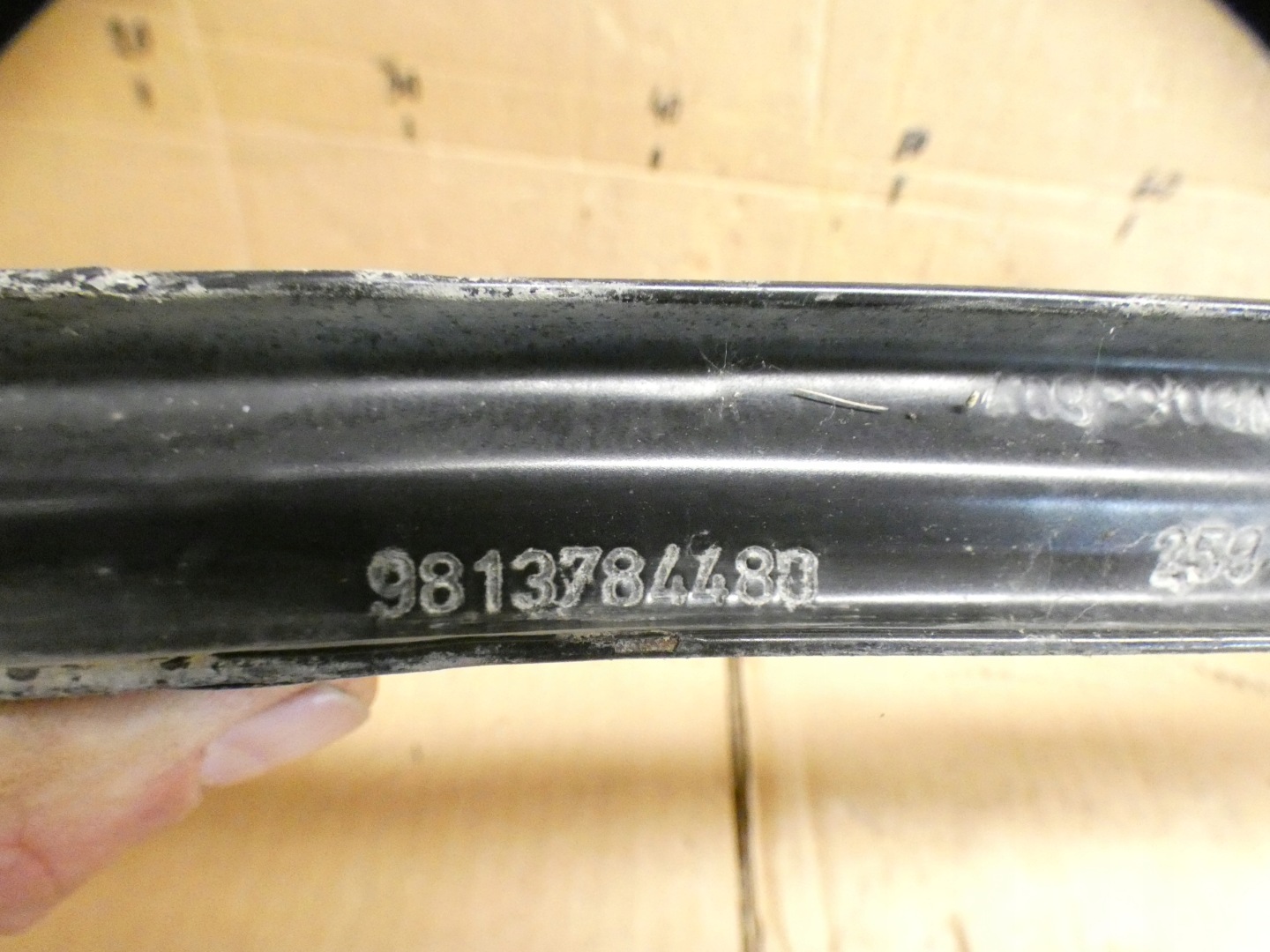 2023 Peugeot Expert halter behälter des kraftstoffsbehälters 9813784180