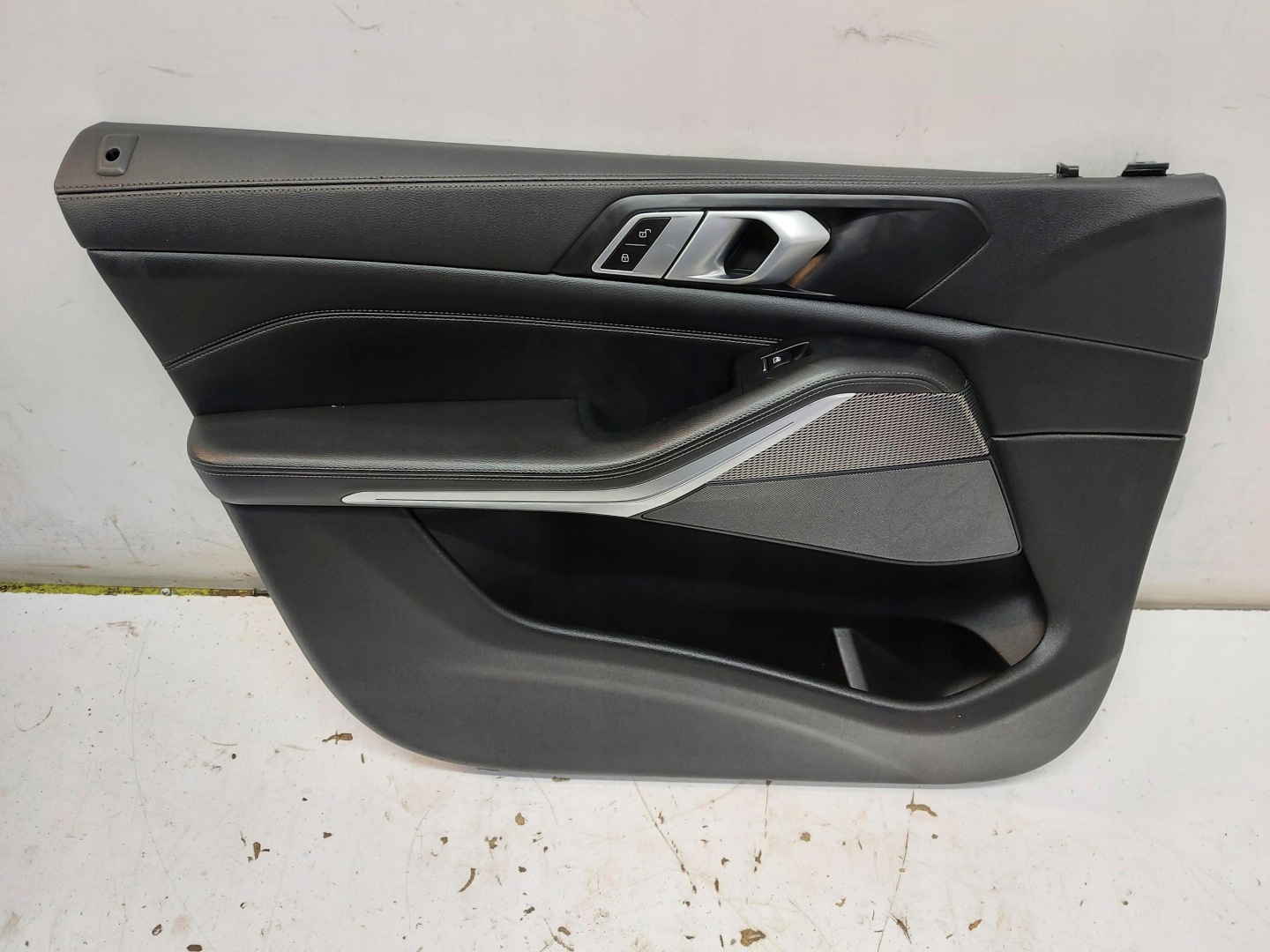 BMW G05 X5 3.0d 2019r upholstery side door left front