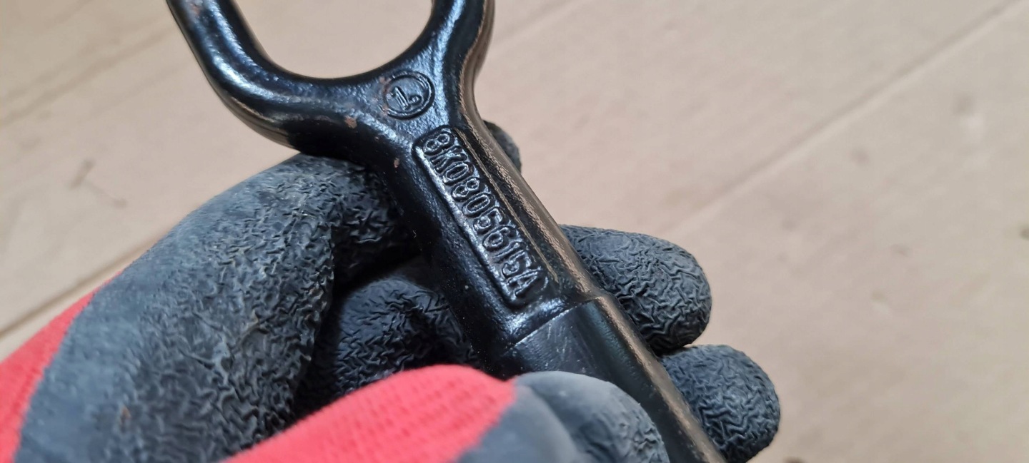 Q3 83A UCHO HOLOWNICZE hook 8K0805615A Q5 80A A6 C8 VW AUDI