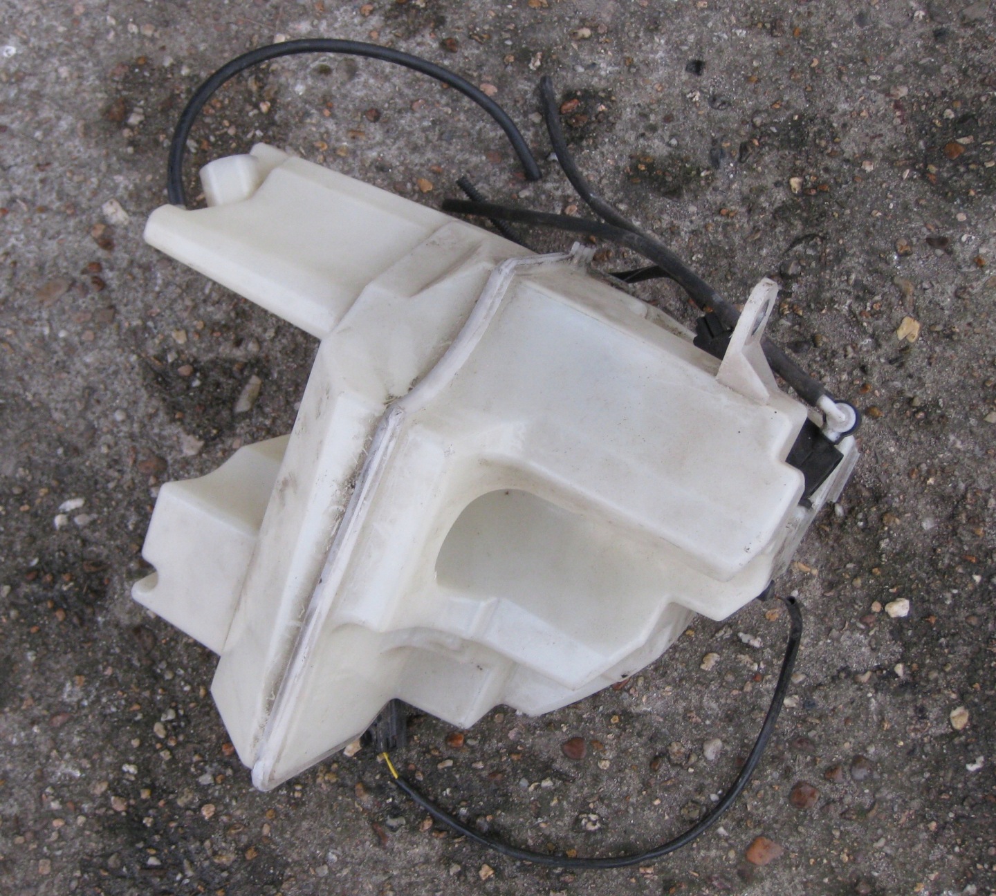 VOLVO XC 90 and washer fluid tank 8659490