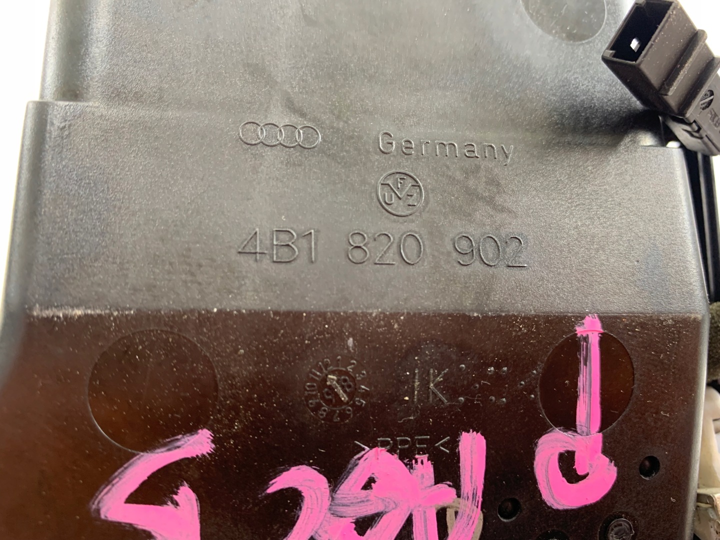 AUDI A6 C5 mřížka klími pravá 4B1820902