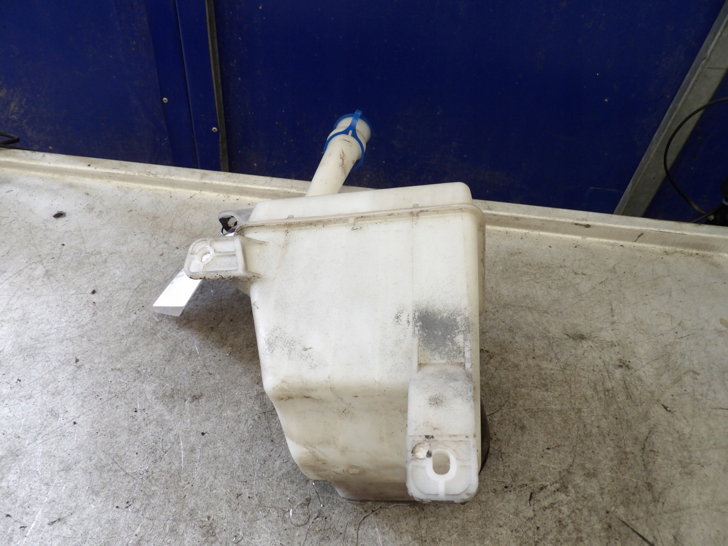 Chevrolet Aveo II T250 1,2 washer fluid tank