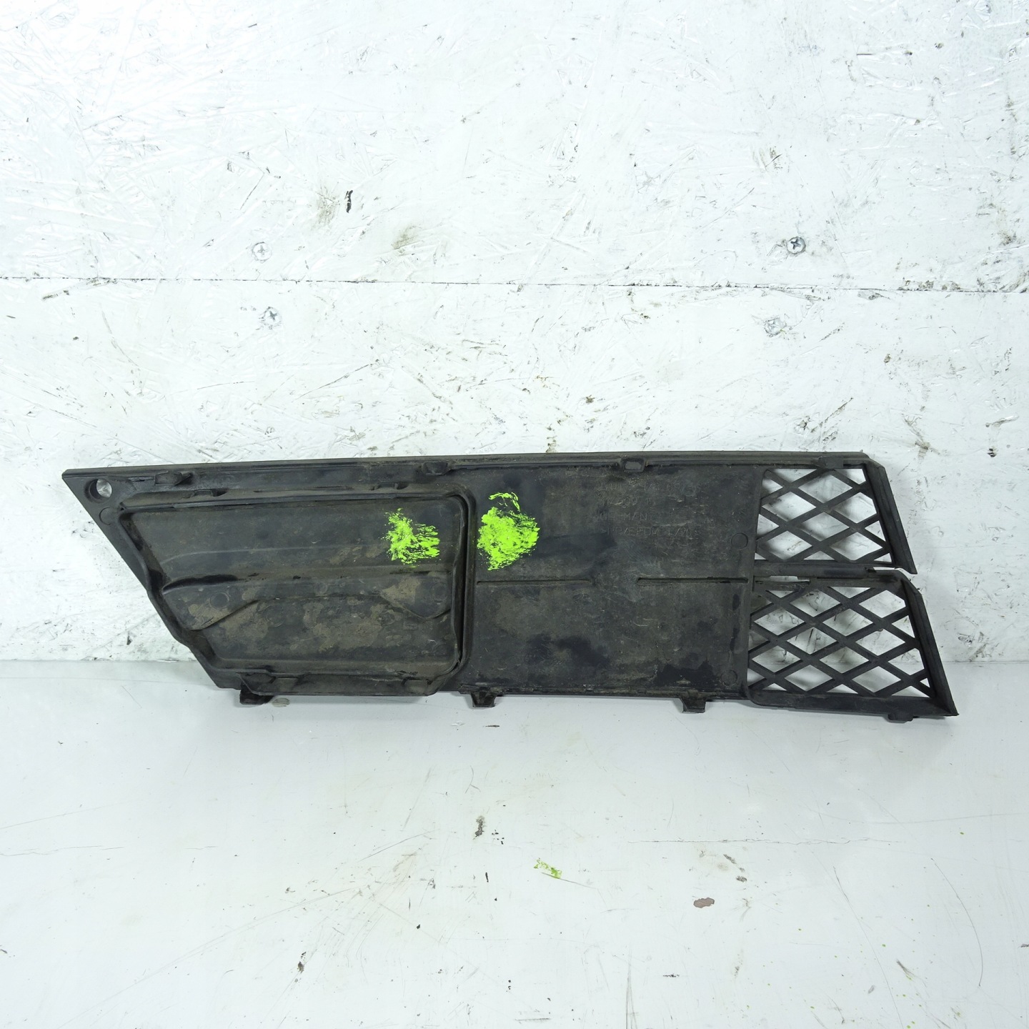 BMW SERIA 5 E60 grid of a bumper front left 7178097
