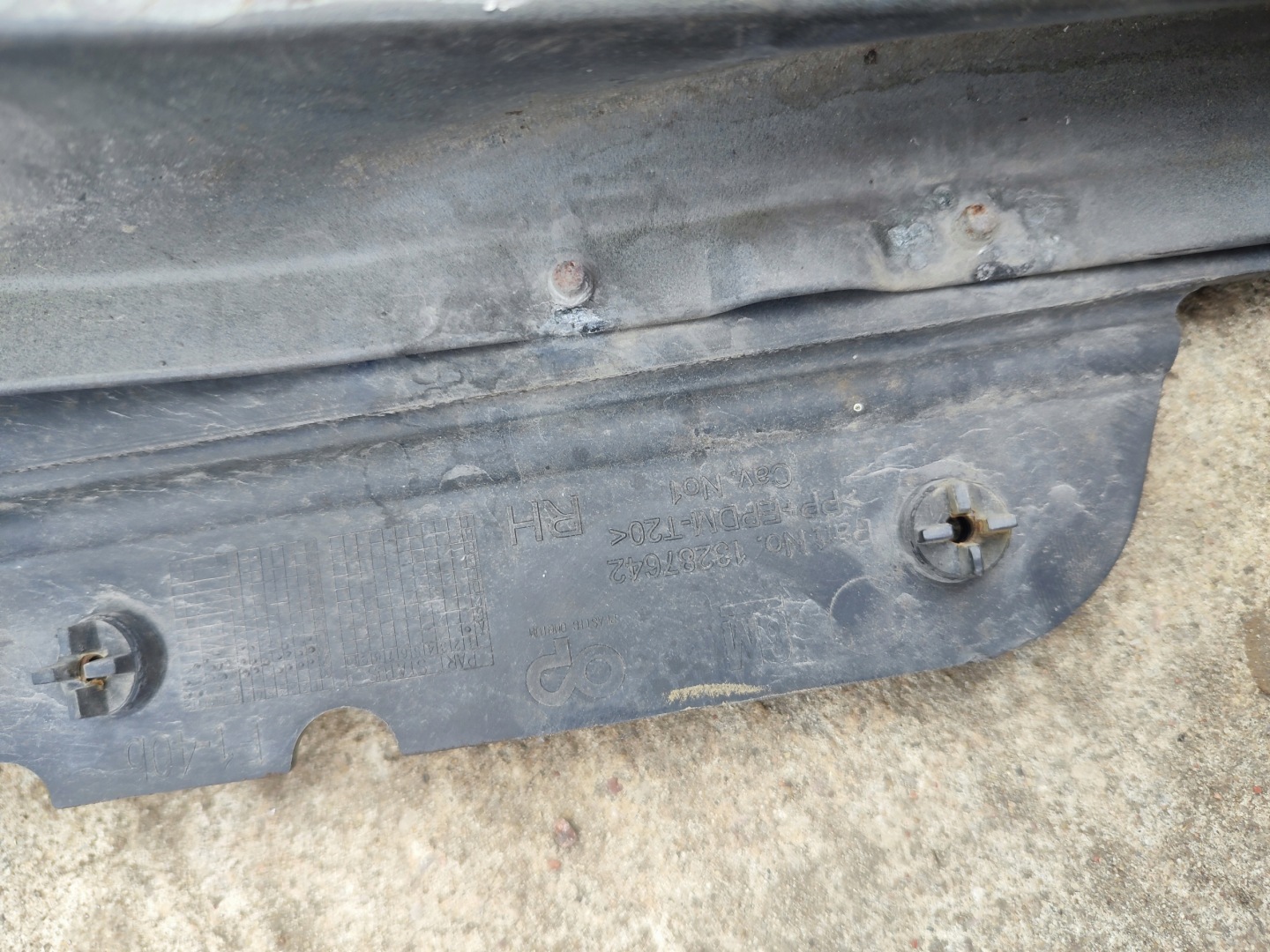 sider pillar of a bumper front Opel Astra J Z177