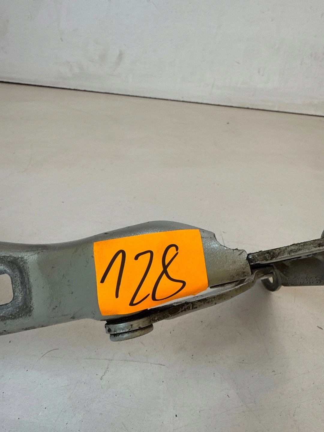 hinge bonnets front front left Skoda Octavia II