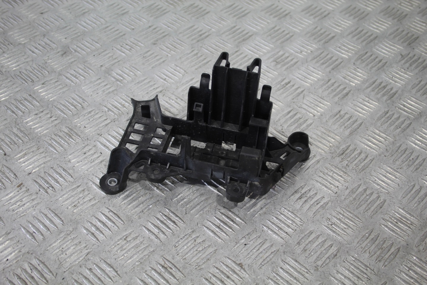 bracket holder console A-KLASA W177 A2475452901