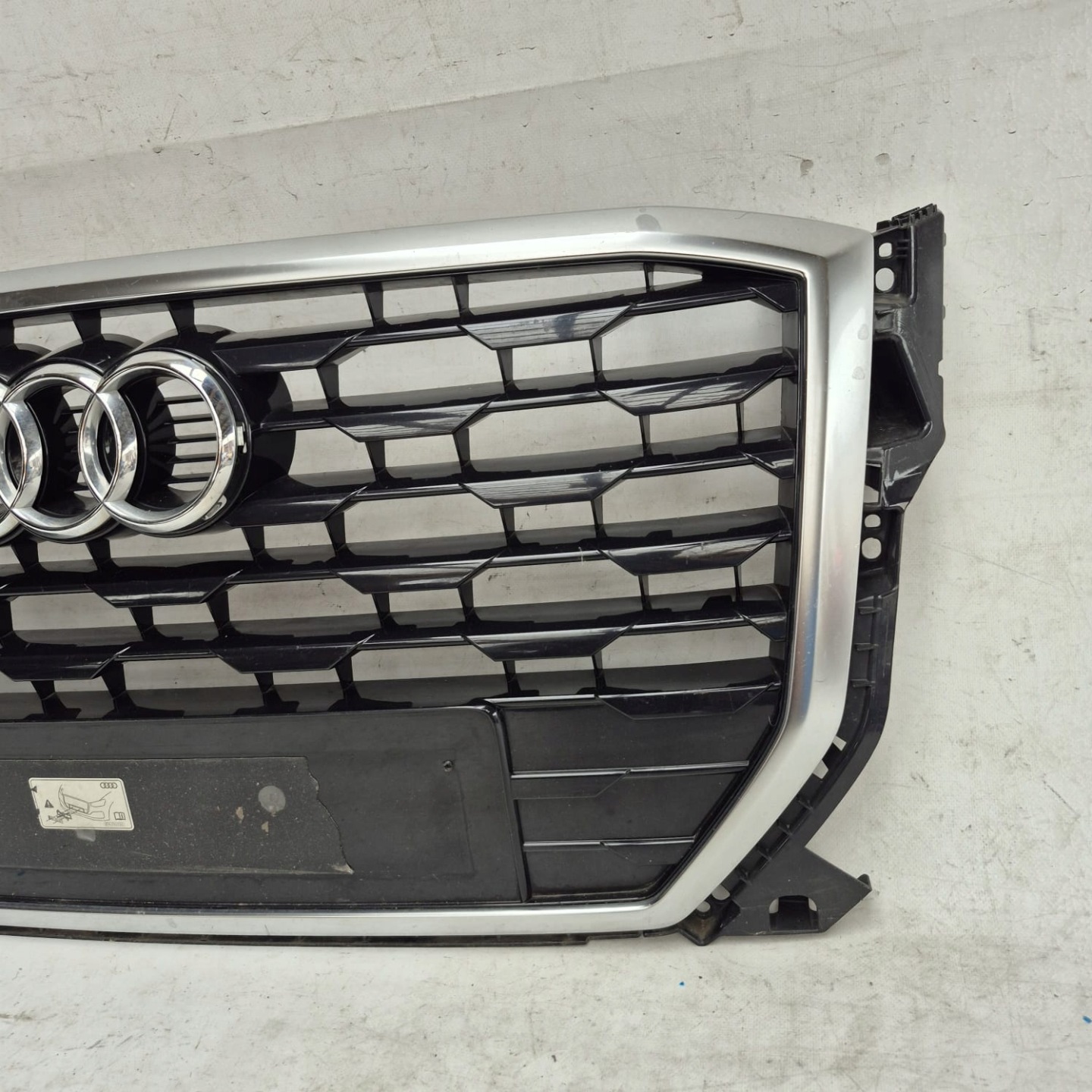 AUDI Q2 81A 16- grill grille radiator 81A853651