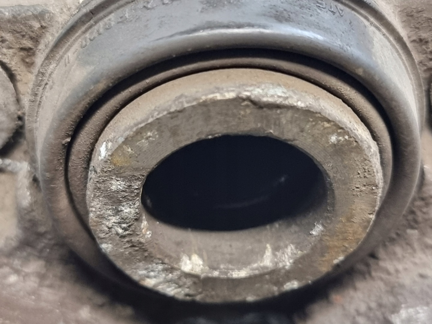 třmen brzdový levý záď BMW 5 E39