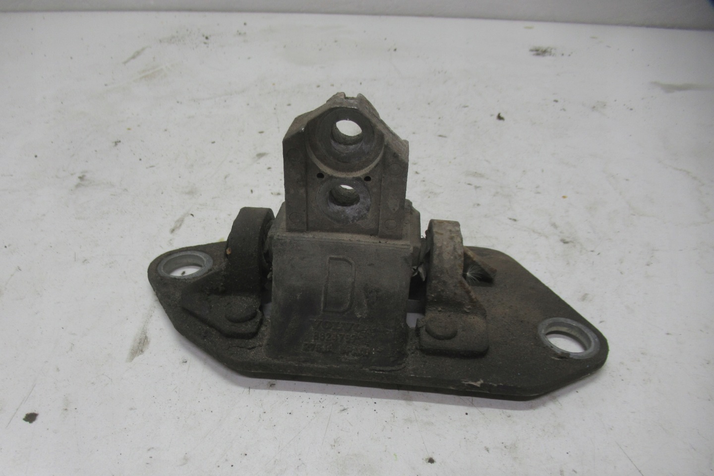 VOLVO S60 04R 2.4 B holder engine mount 8824757