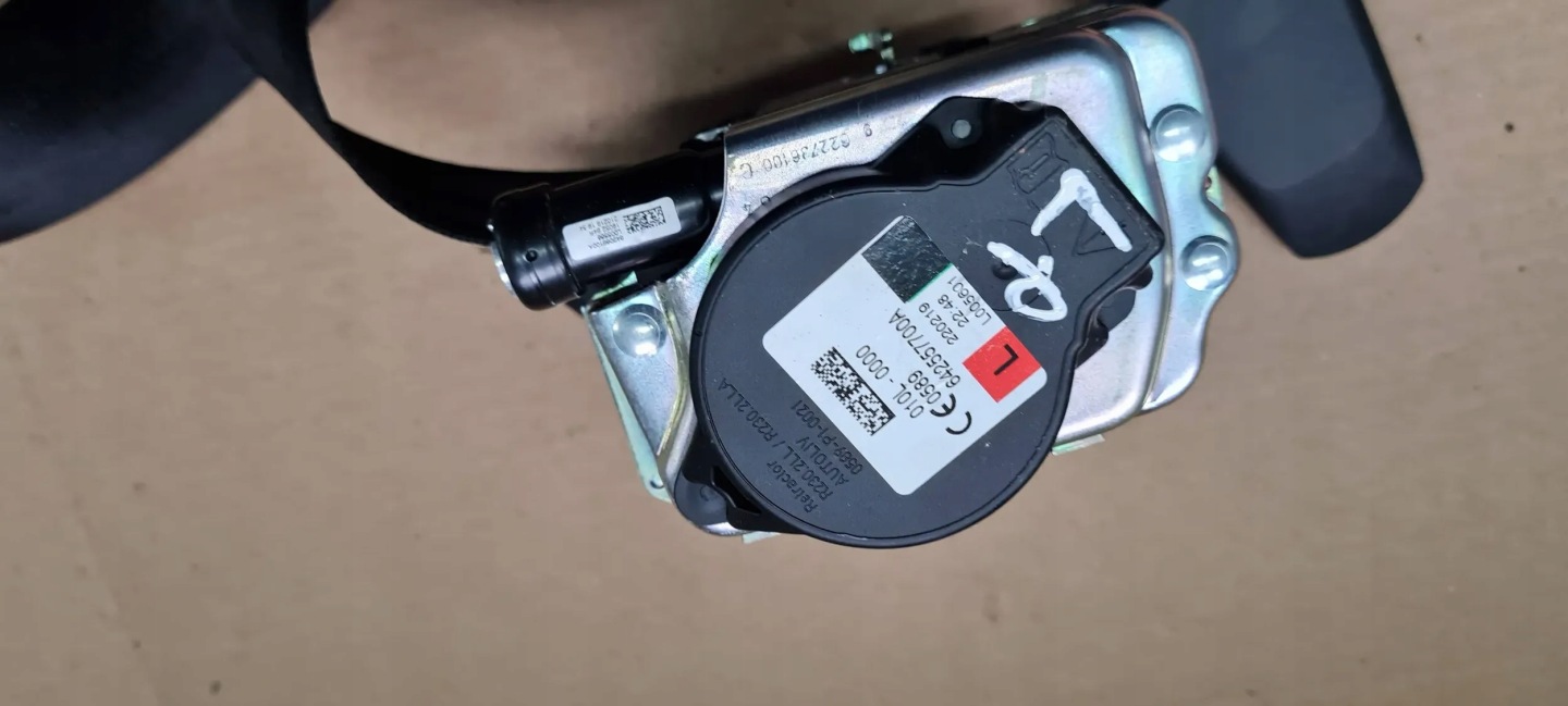 A4 B9 8W tension belt safety left front 8W0857705 V04 A5 8W
