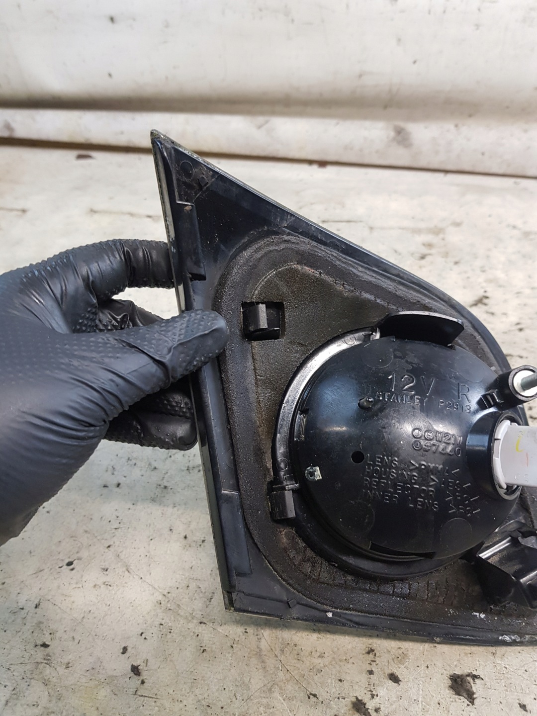 light rear right to the bonnet MAZDA 3 and BK HB P2913R