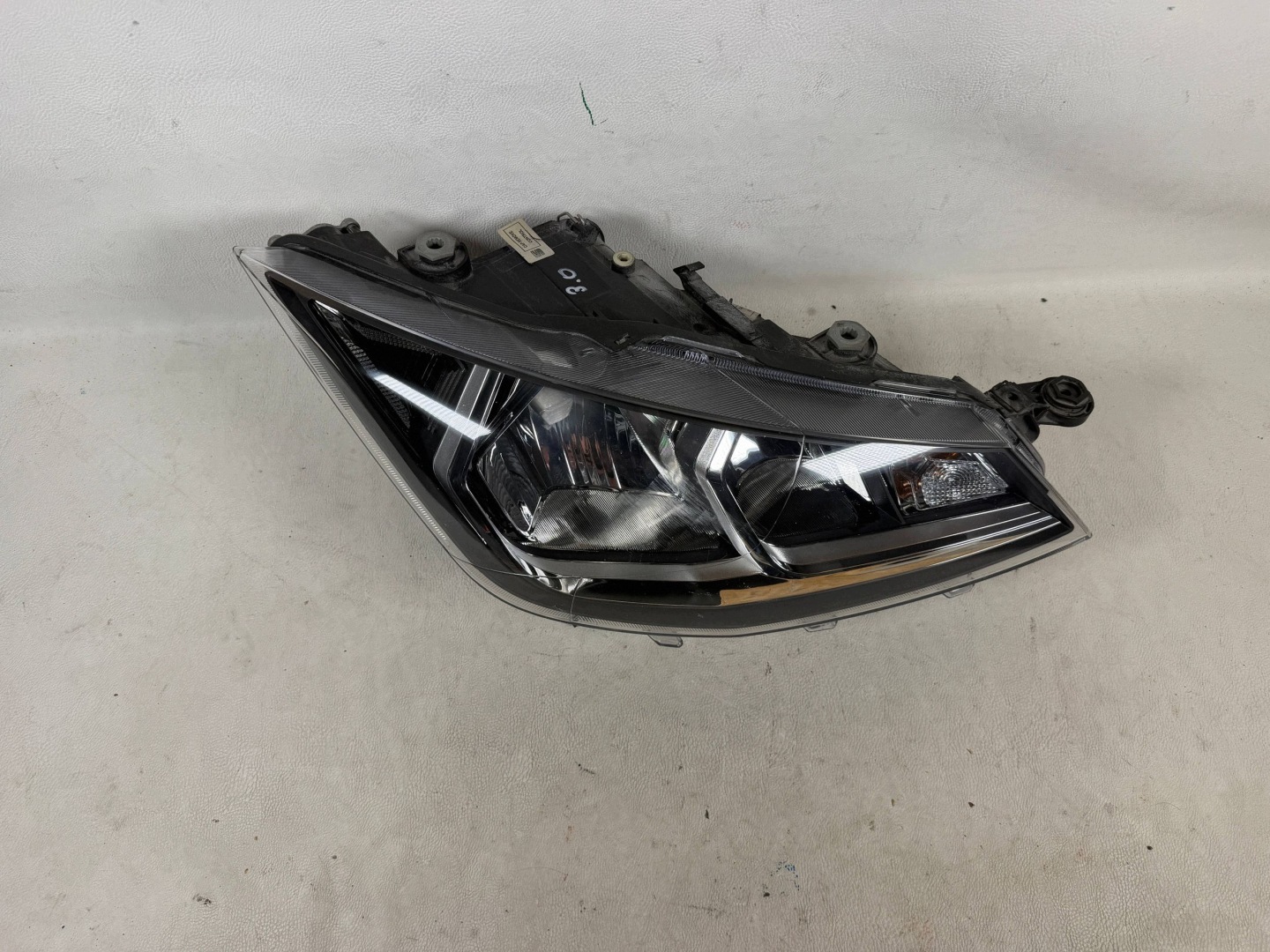 Seat Arona 6F far desna prednji dio prednja