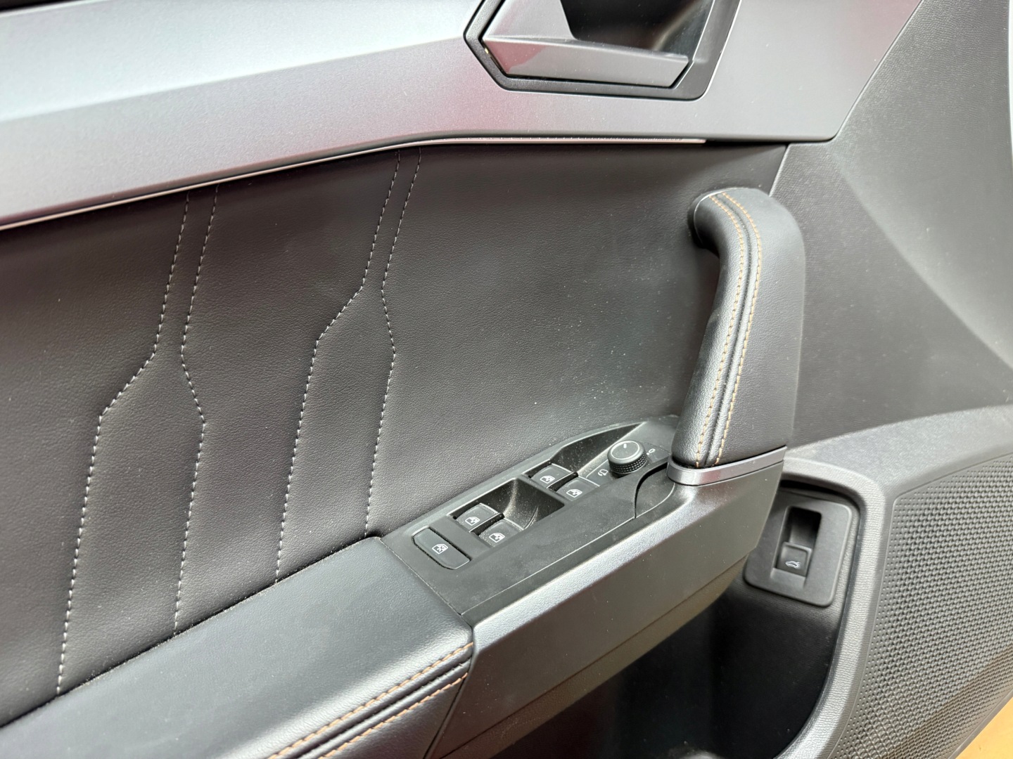 CUPRA FORMENTOR side door left front AMBIENTE