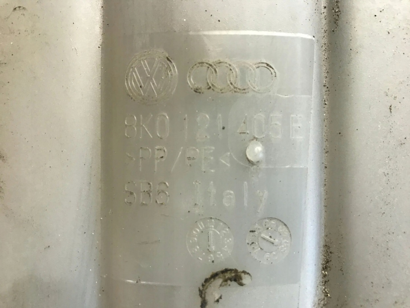 Réservoir eau AUDI A4 B8 A5 8K0121405E
