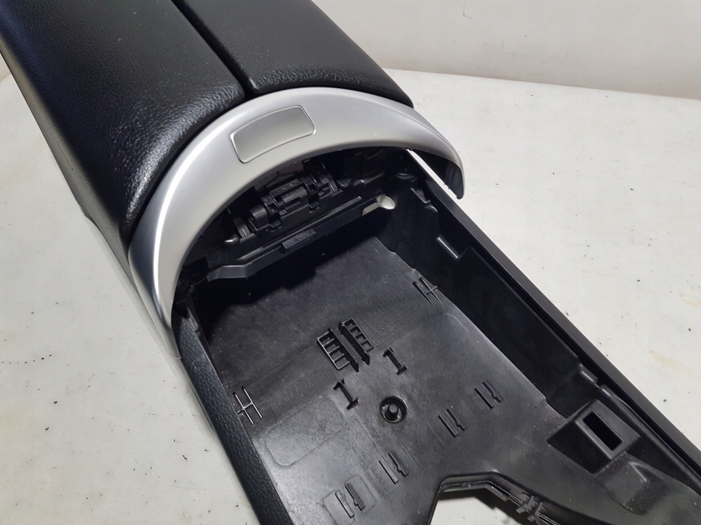 TUNEL central armrest MERCEDES W205