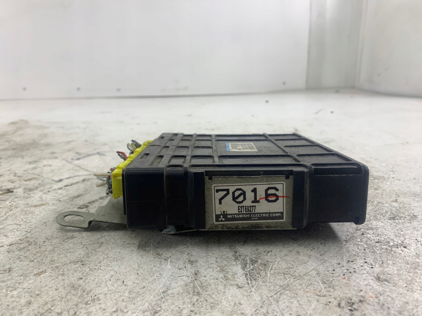 MITSUBISHI COLT V 1.3 control unit of the engine MD347016